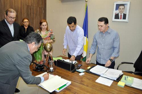 Posse de Flamarion Portela foi em solenidade simples, na sala da Presidência da Casa (Foto: Thirza Peim)
