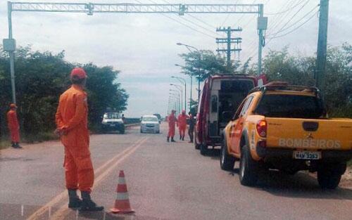 Depois de alguns minutos de negociação, bombeiros convenceram mulher a desistir de saltar da ponte (Foto: Divulgação)