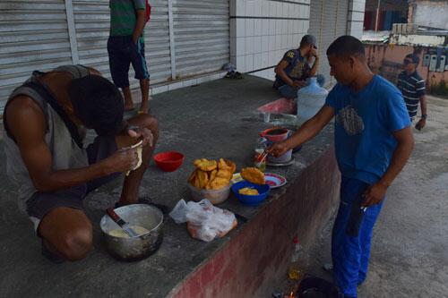 Venezuelanos vivem nas calçadas de Pacaraima, onde “moram” e trabalham (Foto: Rodrigo Sales)