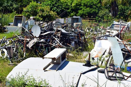 Famílias que moram nas redondezas desse terreno relatam que já contraíram doenças (Foto: Rodrigo Sales)