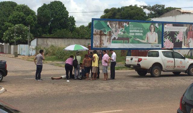 Populares auxiliam vítima de acidente até a chegada do Samu (Foto: Ricardo Gomes)
