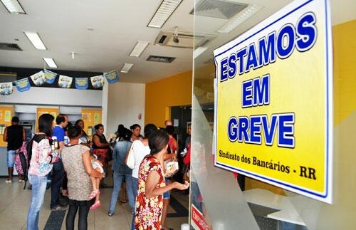 Usuários têm enfrentado filas e confusões para serem atendidos em agências bancárias (Foto:  Thirza Perim)