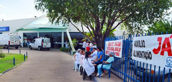 Grevistas ficaram 12 dias acampados em frente ao Hospital Geral de Roraima (Foto: Arquivo/Folha)