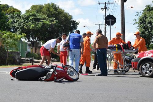 Socorristas do Samu atendem com frequência a motociclistas acidentados na periferia da cidade (Foto: Rodrigo Sales)