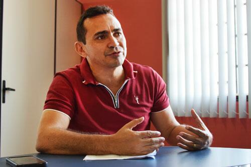 Prefeito José Arimatéia da Silva Viana, o Teca: “É impossível estabelecer calendário de pagamento e conceder aumento de 11% nos salários” (Foto: Rodrigo Sales)