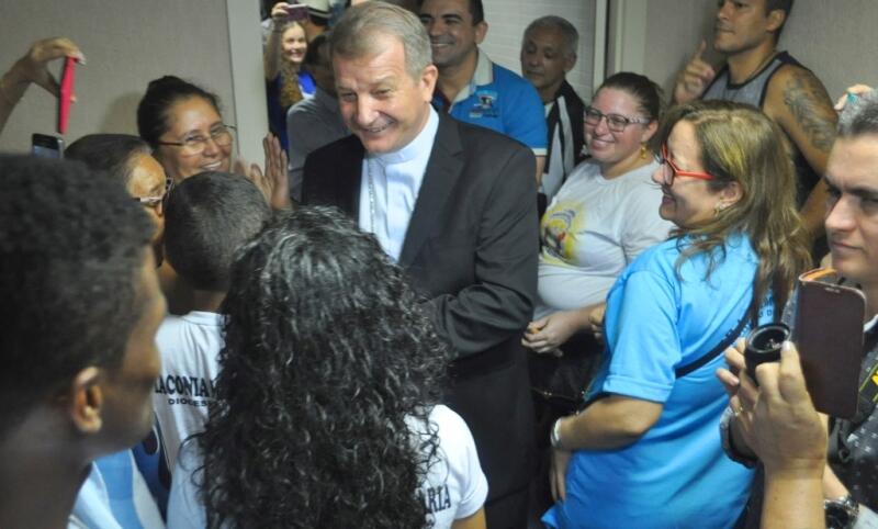 Fiéis recepcionam Dom Mário Antônio, o novo Bispo de Roraima (Foto: Diane Sampaio)