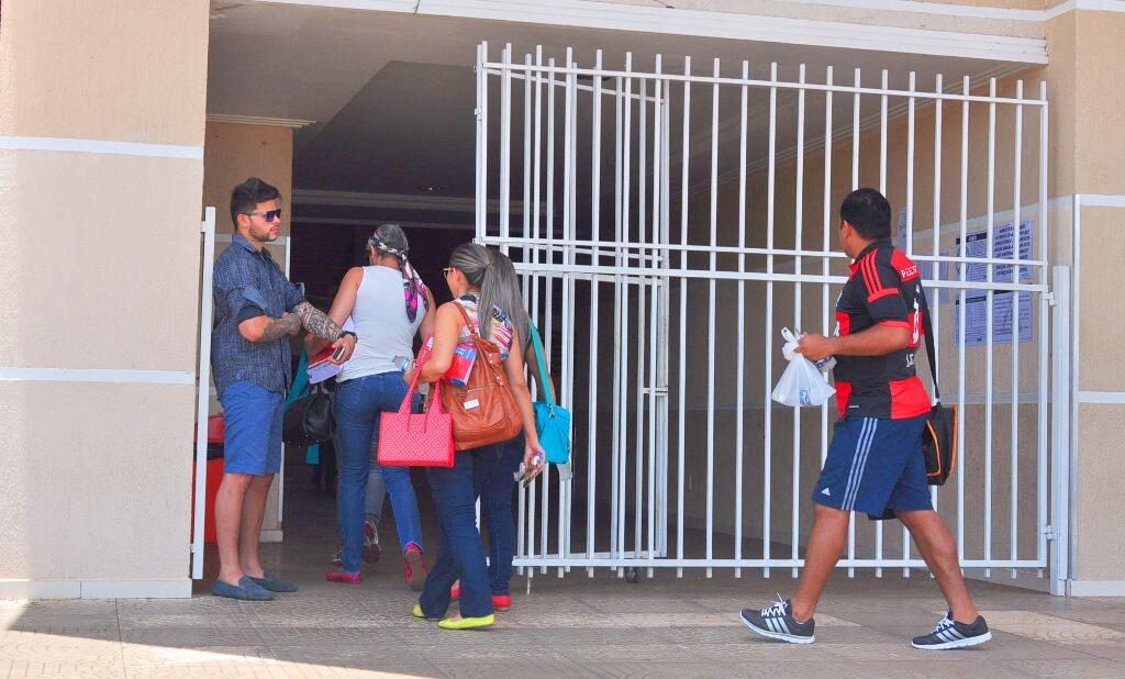 Portões da Faculdade Cathedral fecharam ao meio-dia (Foto: Diane Sampaio)