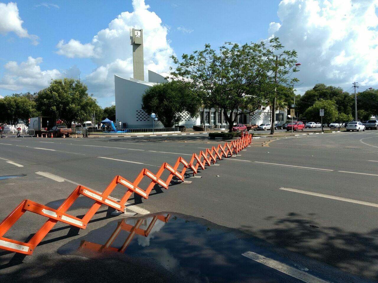 Smtran faz interdições de ruas para a cerimônia de posse do novo bispo de Roraima (Foto: Vanessa Vieira)