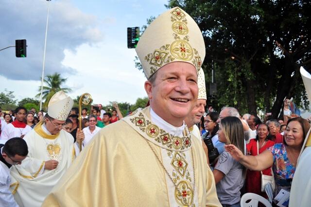 Novo Bispo foi recebido no Aeroporto de Boa Vista por fieis católicos (Foto: Diane Sampaio)