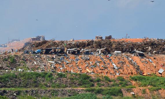 São cerca de 300 pessoas morando na lixeira e imediações sobrevivendo do lixo (Foto: Rodrigo Sales)