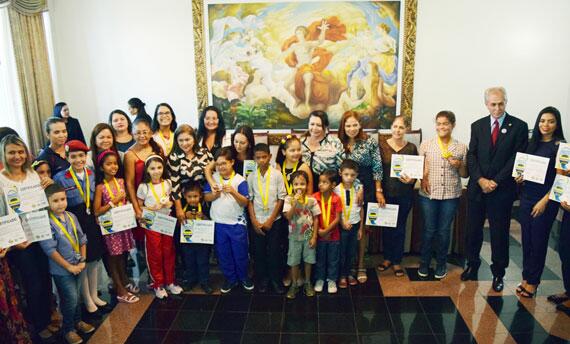 Alunos e professores de escolas públicas e privadas foram premiados em solenidade no Palácio do Governo (Foto: Rodrigo Sales)