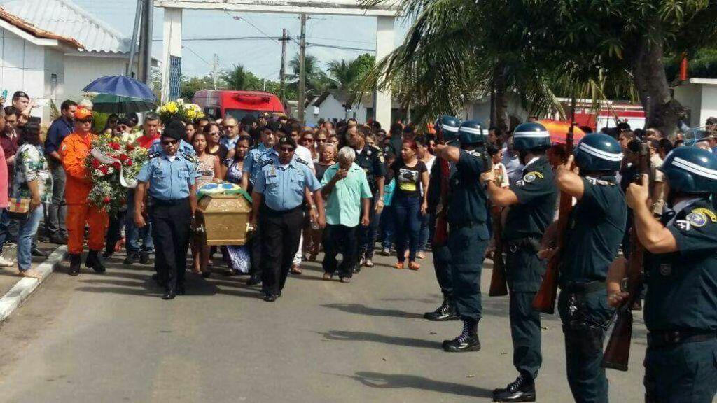 Enterro do Tenente Cardoso causou comoção em familiares e amigos (Foto: Divulgação)