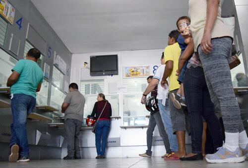 Quem não tem prioridade é obrigado a enfrentar as filas das casas lotéricas (Foto: Rodrigo Sales)