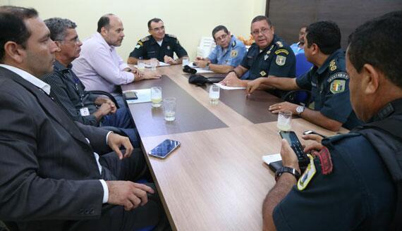 Desembargador Mauro Campello e a cúpula da Polícia Militar discutiram estratégias (Foto: Antônio Diniz)