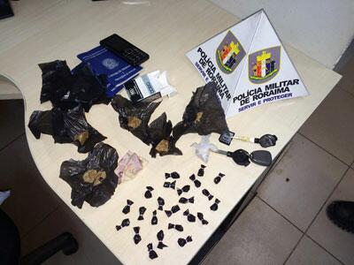 As 23 trouxinhas de pasta base de cocaína e outra grande quantidade de maconha estavam em posse do casal (Foto: Divulgação)