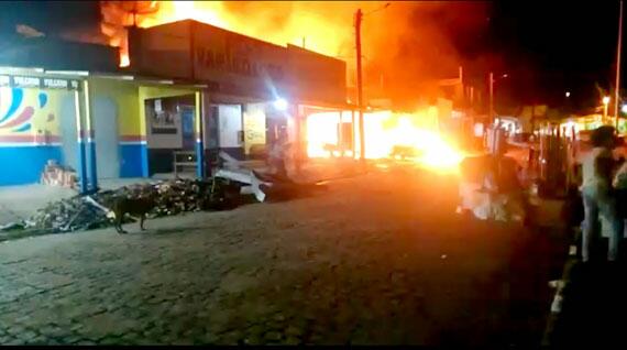 Fogo iniciou em carro e se alastrou em um comércio na Avenida Perimetral (Foto: Divulgação)
