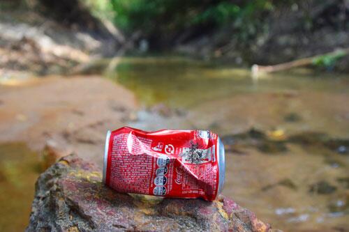 No leito do Igarapé do Mirandinha, os jovens deixam várias latas utilizadas para consumir droga espalhadas pelo chão (Foto: Rodrigo Sales)