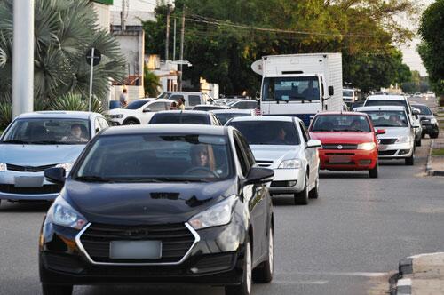 Trânsito congestionado no começo da tarde de ontem, no Centro da cidade (Foto: Tirza Perin)
