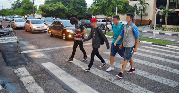 Devido à imprudência, caminhar na faixa de pedestre tornou-se arriscado (Foto: Arquivo/Folha)