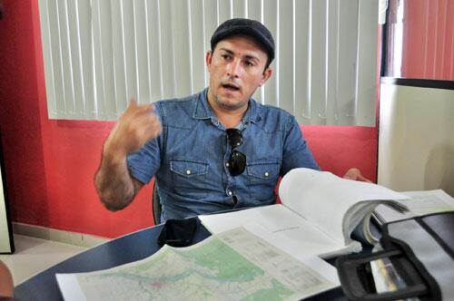 Odail Oliveira diz que área está em uma zona legal e que foi condenado injustamente por não ser o proprietário do terreno (Foto: Thirza Perim)