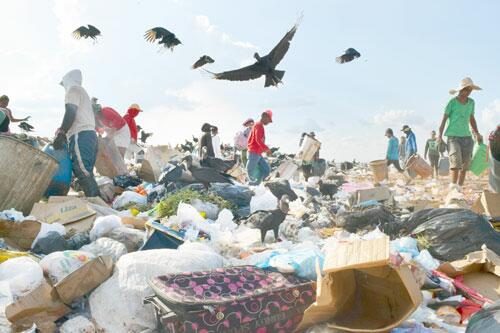 Aterro sanitário de Boa Vista virou lixão a céu aberto ao lado de igarapé e próximo de conjuntos habitacionais (Foto: Rodrigo Sales)