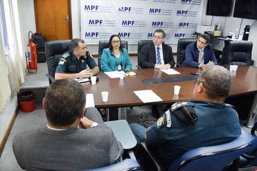 Membros do Ministério Público e representantes das polícias se reuniram ontem (Foto: Rodrigo Sales)