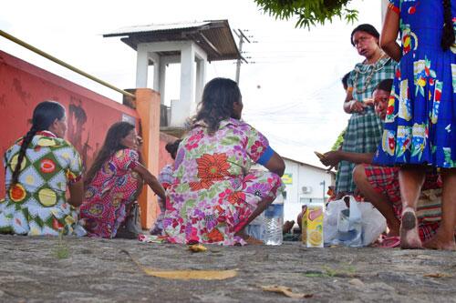 Mulheres Warao compartilham o que ganham pedindo nos semáforos da cidade (Foto: Rodrigo Sales)