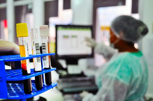 Atualmente, tratamento disponibiliza medicamentos como o 3 em 1 (Foto: Thirza Perim)