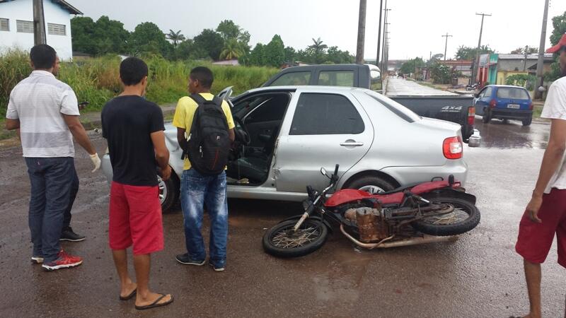 Motorista da moto estaria alcoolizado, segundo testemunhas (Foto: Jefter Reis)