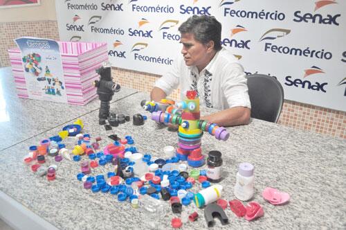 Tampinhas de plástico, arame e muita criatividade (Fotos: Thirza Perim)