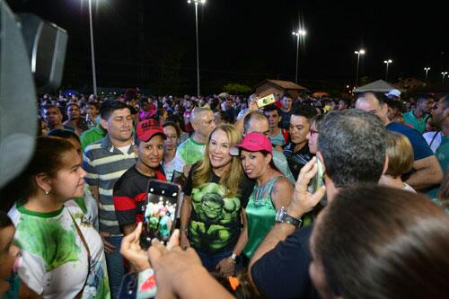 Prefeita Teresa Surita, na Praça Fábio Paracat, logo após o anúncio de sua vitória para reeleição (Foto: Divulgação)