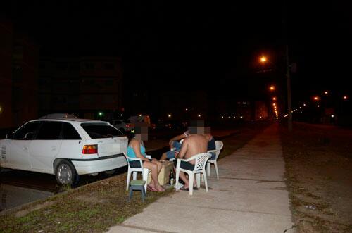Além de estarem com bebida alcóolica, desafiando a Lei Seca, eleitores simulam que estão apenas se divertindo na madrugada (Foto: Charles Bispo)