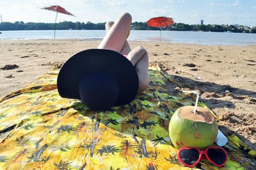 Quem tem tempo livre aproveita o calor para se refrescar nas praias do Rio Branco (Foto: Thirza Perim)