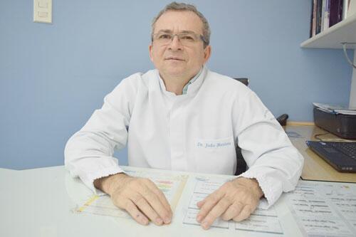 De acordo com o cirurgião dentista João Batista, uma boa higiene bucal começa com uma boa alimentação (Fotos: Rodrigo Sales)