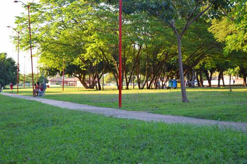 Participantes de projetos sociais denunciaram que, devido ao mau cheiro, estão encerrando atividades mais cedo (Foto: Rodrigo Sales)