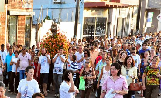 Imagem do Santo Padroeiro foi levada em procissão pelas principais ruas do bairro (Foto: Thirza Peim)