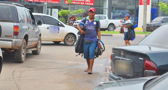Boa parte dos venezuelanos que vem para Roraima trabalha vendendo nos semáforos (Foto: Diane Sampaio)