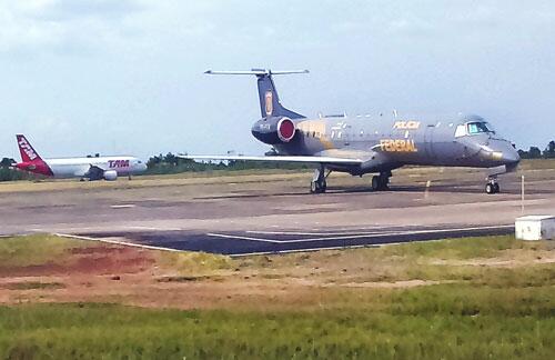 Cerca de 20 agentes da PF desembarcaram ontem no Aeroporto Internacional de Boa Vista (Foto: Wenderson de Jesus)