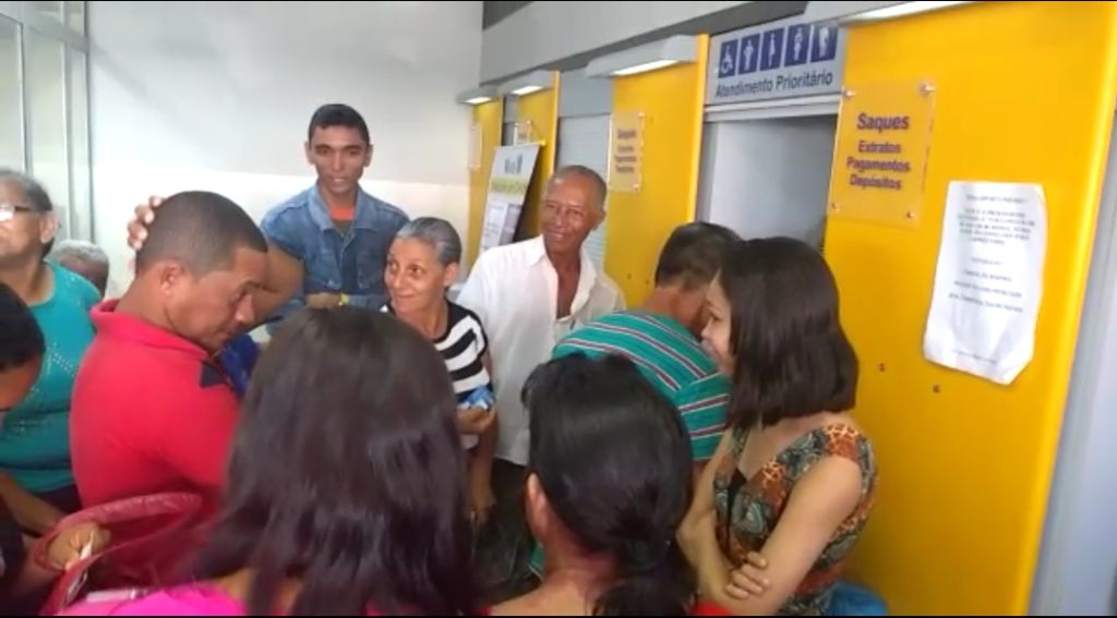 Além do caos nas poucas agências, municípios não dispõem de serviços alternativos para efetuar transações bancárias (Foto: Jefter Reis)