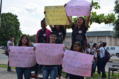 Estudantes empunharam cartazes com frases de protesto durante mobilização (Foto: Diane Sampaio)