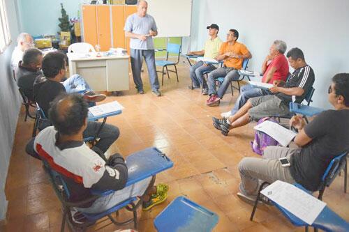 Representantes dos clubes participantes e da Federação Roraimense de Futebol (FRF) aprovaram o regulamento em reunião na sede da entidade (Foto: Diane Sampaio)