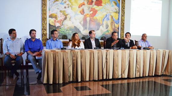 Equipe do Governo do Estado ao explicar como será parcelamento de salário (Foto: Rodrigo Sales)