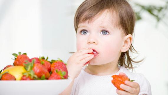 Comer muito tarde não atrapalha o sono da criança (Fotos: Internet)