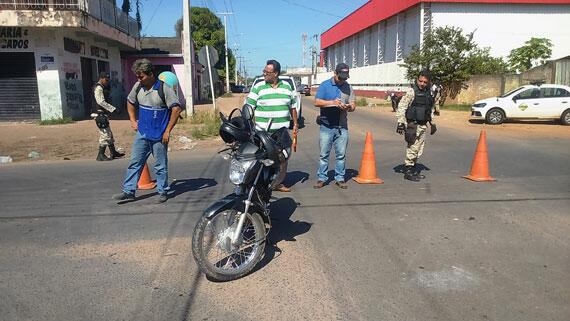 Acidente aconteceu no cruzamento das ruas José Aleixo com Horácio Mardel de Magalhães (Foto: Wenderson de Jesus)