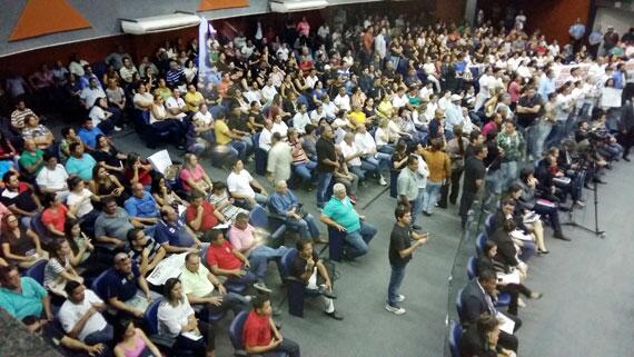 Servidores lotaram Assembleia Legislativa com cartazes em protesto ao parcelamento de salários (Foto: Thirza Perim)