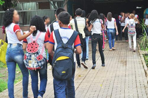Alunos da rede estadual de ensino são alvos de assaltantes em bairros da zona Oeste (Foto: Rodrigo Sales)