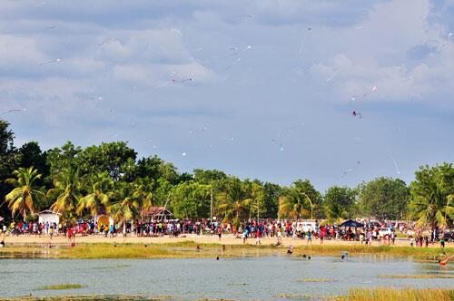 Muitos foram para o Parque Anauá empinar papagaio às margens do Lago dos Americanos (Foto: Thirza Perim)