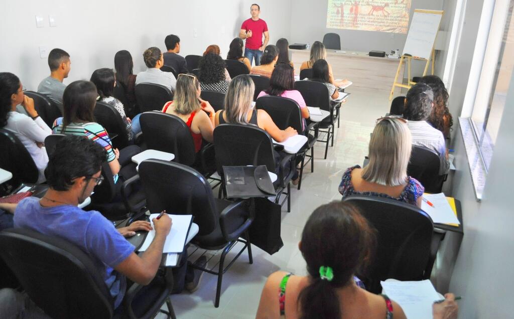 Curso realizado pelo Conselho Regional de Farmácia reuniu cerca de 50 estudantes e profissionais da área (Foto: Diane Sampaio)