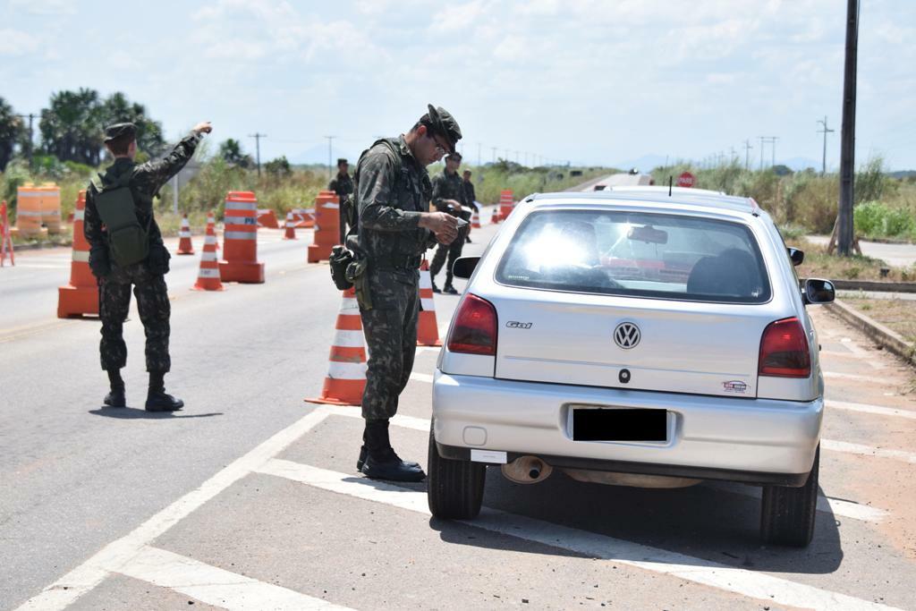 Militares fazem fiscalização no Posto de Fiscalização do Água Boa, em Boa Vista (Foto: Diane Sampaio)