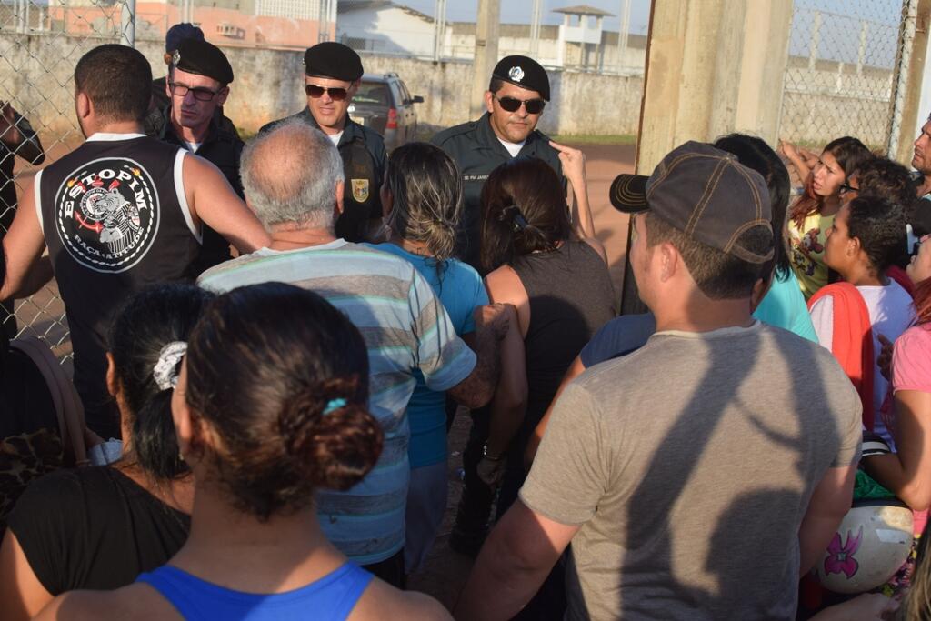 Policiais militares tentam tranquilizar familiares de presos da Pamc (Foto: Diane Sampaio)